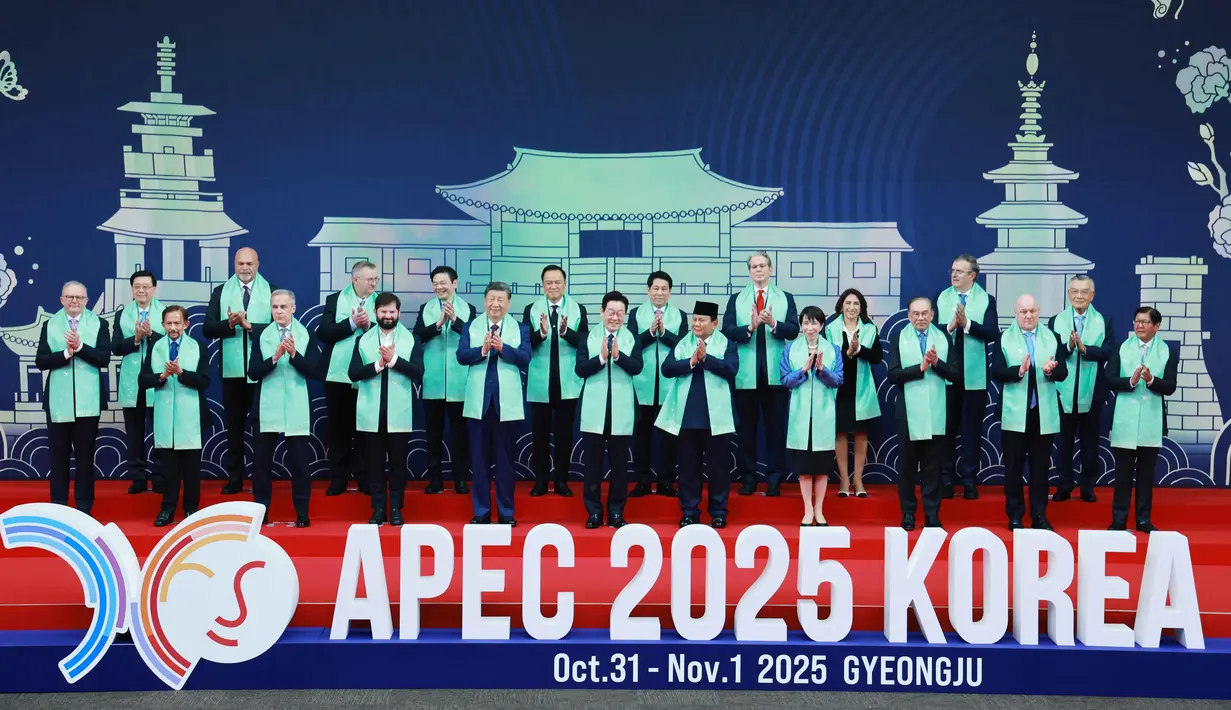 Baris depan dari kiri ke kanan, Perdana Menteri Australia Anthony Albanese, Sultan Brunei Hassanal Bolkiah, Perdana Menteri Kanada Mark Carney, Presiden Chili Gabriel Boric, Presiden Tiongkok Xi Jinping, Presiden Korea Selatan Lee Jae Myung, Presiden Indonesia Prabowo Subianto, Perdana Menteri Jepang Sanae Takaichi, Perdana Menteri Malaysia Anwar Ibrahim, Perdana Menteri Selandia Baru Christopher Luxon, Presiden Filipina Ferdinand Marcos Jr., dan baris belakang dari kiri ke kanan, Kepala Eksekutif Hong Kong John Lee, Wakil Perdana Menteri Papua Nugini John Rosso, Wakil Perdana Menteri Rusia Alexei Overchuk, Perdana Menteri Singapura Lawrence Wong, Perdana Menteri Thailand Anutin Charnvirakul, Presiden Vietnam Luong Cuong, Menteri Keuangan AS Scott Bessent, Menteri Perdagangan Luar Negeri dan Pariwisata Peru Teresa Mera, Menteri Ekonomi Meksiko Marcelo Ebrard, utusan Taiwan untuk Pertemuan Pemimpin Ekonomi APEC 2025 Lin Hsin-i berdiri untuk foto bersama di Pertemuan Pemimpin Ekonomi Asia-Pasifik (APEC) Pertemuan Pemimpin di Gyeongju, Korea Selatan, Sabtu, 1 November 2025. (Yonhap via AP)