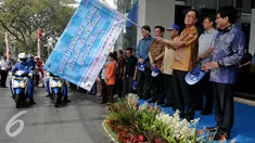 Presiden Direktur Prijono Sugiarto (memegang bendera) melepas tim layanan mudik Astra Holiday Campaign (AHC) 2015, Jakarta, Jumat (10/7/2015). Program ini berlangsung pada 13-22 Juli 2015 di sepanjang jalur mudik Jawa-Bali. (Liputan6.com/Johan Tallo)
