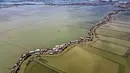 Di sisi lain, pemerintah Indonesia berencana membangun tembok laut sepanjang 700 kilometer dengan anggaran 80 miliar dolar AS di sepanjang pantai Jawa. Tampak dalam foto yang diambil pada 30 Juli 2025 menunjukkan pemandangan udara rumah-rumah yang sebagian terendam akibat kehilangan lahan akibat perubahan iklim di Desa Bedono, Demak, Jawa Tengah. (BAY ISMOYO/AFP)