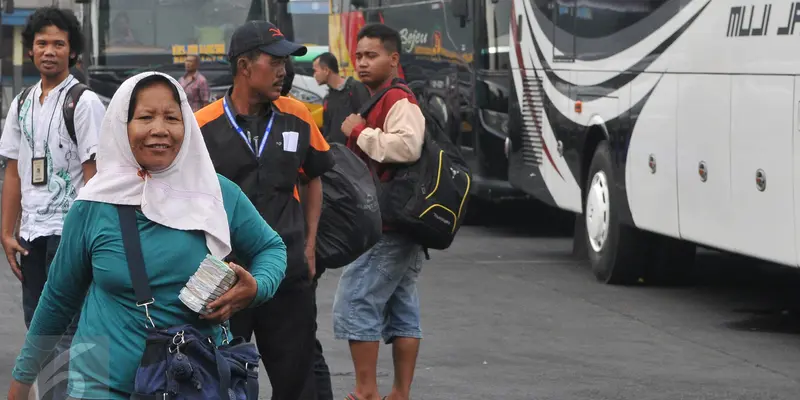 20150711-Maraknya Jasa Tukar Uang di Terminal Pulogadung-Jakarta 1