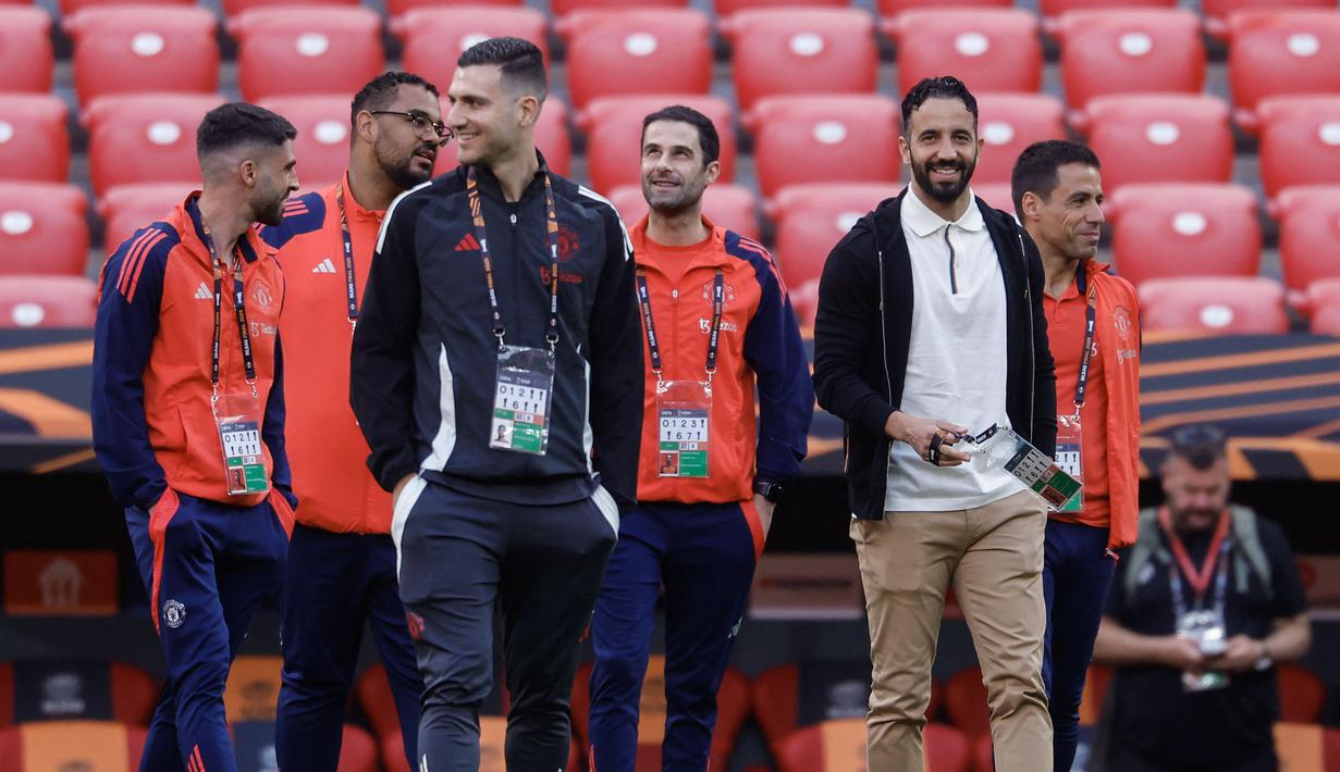 Pelatih Manchester United, Ruben Amorim bersama pelatihnya mendatangi venue laga final Liga Europa 2024/2025 melawan Tottenham Hotspur pada Selasa (20/05/2025) waktu setempat. (AFP/Pierre-Philippe Marcou)