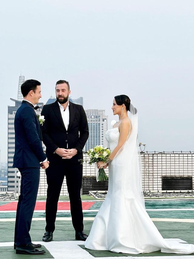 7 Momen Pernikahan Mike Lewis dan Janisaa Pradja, Pemberkatan di Atas Helipad