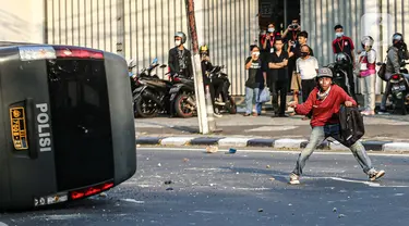 Massa terlibat bentrok dengan aparat kepolisian di kawasan Pejompongan, Jakarta, Rabu (7/10/2020). Belum bisa dipastikan apakah aksi tersebut berkaitan dengan isu aksi penolakan pengesahan UU Omnibus Law Cipta Kerja. (Liputan6.com/Faizal Fanani)