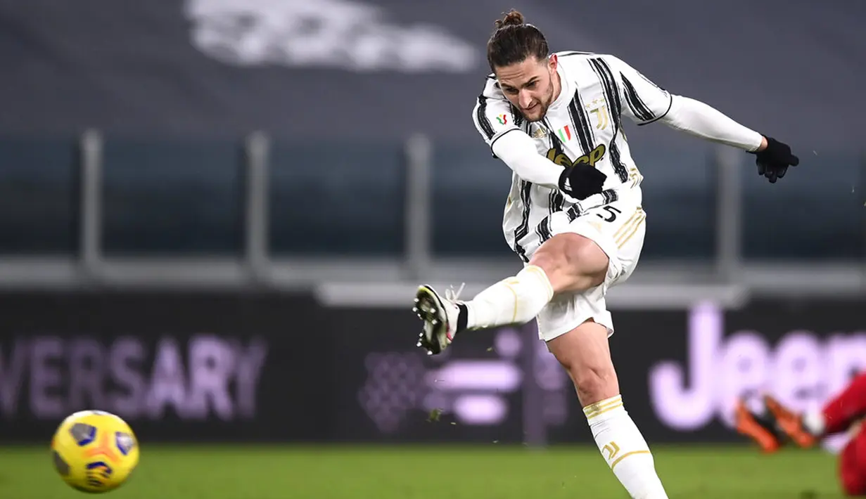 Pemain Juventus Adrien Rabiot menendang bola saat melawan SPAL pada pertandingan perempat final Coppa Italia di Allianz Stadium, Turin, Italia, Rabu (27/1/2021). Juventus meraih tiket semifinal Coppa Italia usai membantai SPAL 4-0. (Fabio Ferrari/LaPresse via AP)