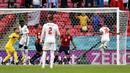 Masuk menit ke-12, Timnas Inggris berhasil memimpin lebih dulu. Umpan dari Jack Grealish mampu dituntaskan Raheem Sterling menjadi gol dengan sundulan. (Foto: AP/Pool/Justin Tallis)