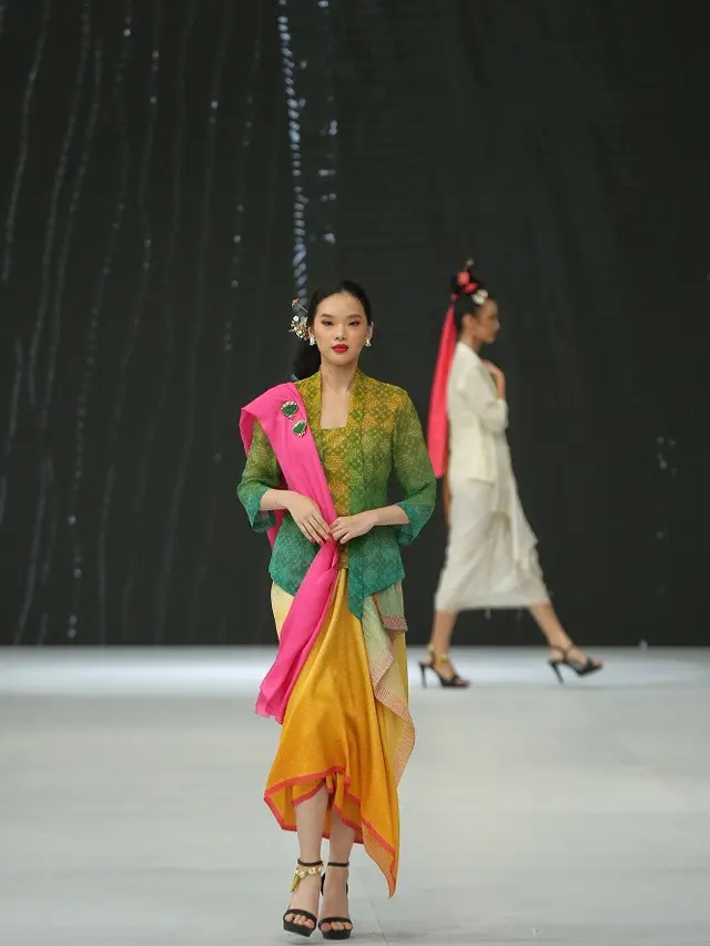 Warna Segar dalam Koleksi Kebaya dan Kain BIN House di Jakarta Fashion Week 2023