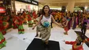 Kegiatan ini dilangsungkan dalam bentuk tarian massal dengan koreografi yang menggabungkan beberapa gerakan tari tradisional nusantara dan tarian modern, Jakarta, Minggu (23/11/2014). (Liputan6.com/Herman Zakharia)