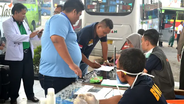 Sopir bus AKAP dan AKDP di Cilacap harus cek urine. (Foto: Liputan6.com/Muhamad Ridlo)