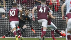 Pekan kelima Liga Inggris 2021/2022 telah usai dan menyisakan aksi-aksi menawan para pemain untuk meraih kemenangan. Aksi David De Gea di masa injury time dalam menepis tendangan penalti Mark Noble menjadi salah satunya. Bagaimana aksi pemain lainnya? (AFP/Ian Kington)