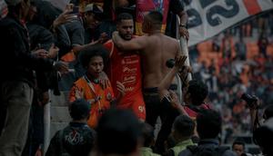 Gustavo Almeida merayakan gol Persija bersama The Jakmania di laga kontra Semen Padang. (Abdul Aziz/Bola.com)