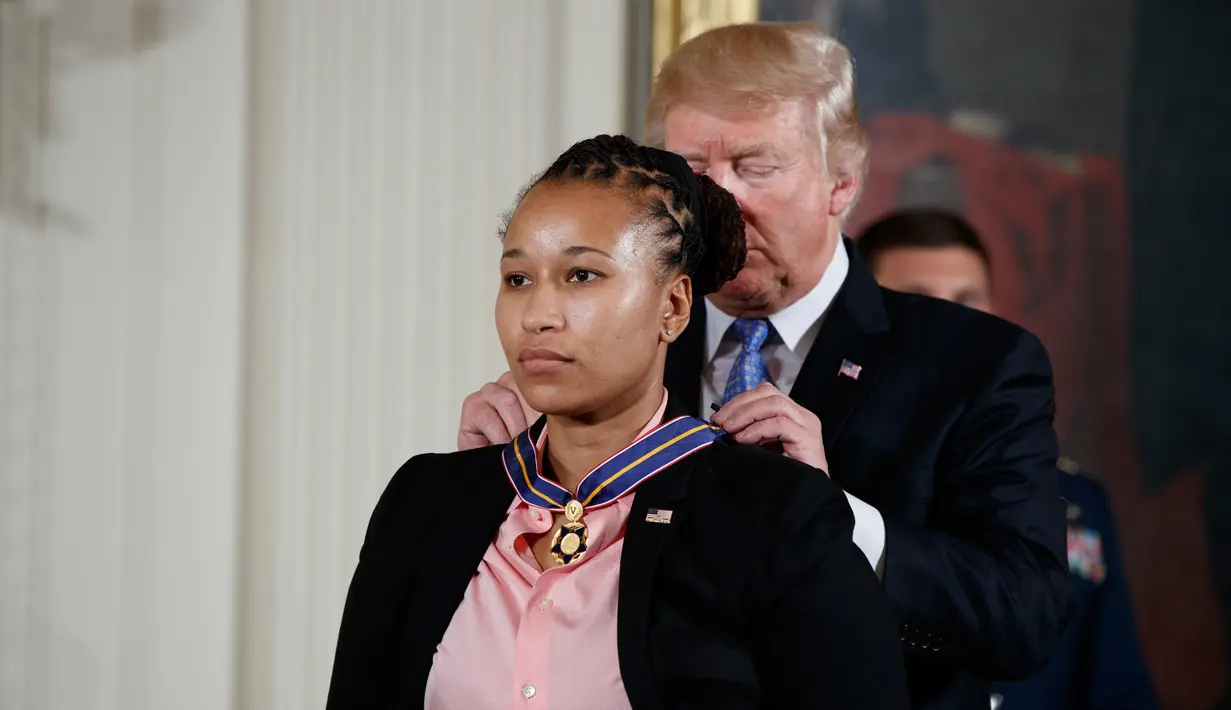 Perwira polisi Capitol Hill Crystal Griner menerima Medali Valor dari Presiden Donald Trump di Gedung Putih, Washington, (27/7). Lima orang mengalami luka-luka, termasuk seorang anggota Kongres AS dari Partai Republik, Steve Scalise. (AP Photo/Evan Vucci)