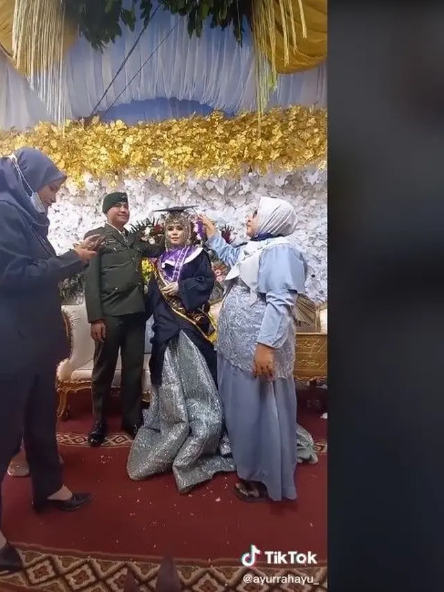 Menikah Sekaligus Wisuda di Pelaminan, Momen Pernikahan Wanita Ini Viral