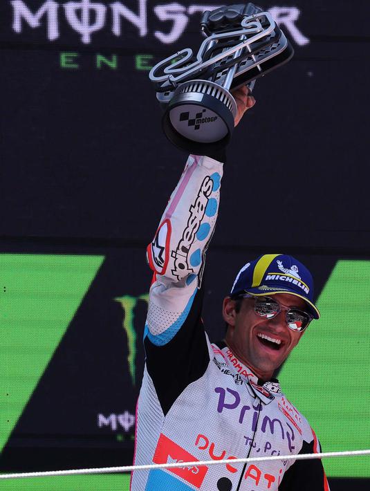Pebalap Pramac Ducati, Jorge Martin merayakan raihan posisi kedua di atas podium usai balapan MotoGP Grand Prix Catalunya di Circuit de Catalunya pada 26 Mei 2024. (LLUIS GENE/AFP)