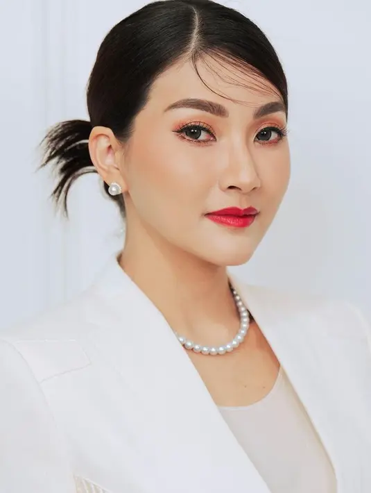 Lipstik merah cherry membuat tampilan Sarwendah lebih cerah, dipadukan blush on orange tipis. Dan riasan mata yang “hidup” dengan blush on jingga san eyeliner wings nya. [@sarwendah29]