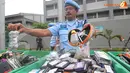 Selain barang elektronik, petugas juga menemukan obat-obatan terlarang dan bong yang dipakai untuk menghisap sabu (Liputan6.com/Herman Zakharia)