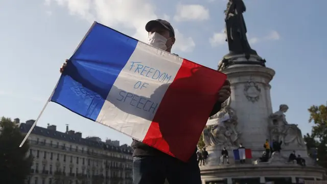 Ratusan orang berkumpul di alun-alun Republique selama demonstrasi pada hari Minggu 18 Oktober 2020 di Paris.