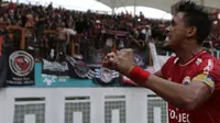 Bek Persija Jakarta, Maman Abdurahman, merayakan gol yang dicetaknya ke gawang Sriwijaya FC pada laga Liga 1 di Stadion Wibawa Mukti, Jawa Barat, Sabtu (24/11). Persija menang 3-2 atas Sriwijaya. (Bola.com/Yoppy Renato)