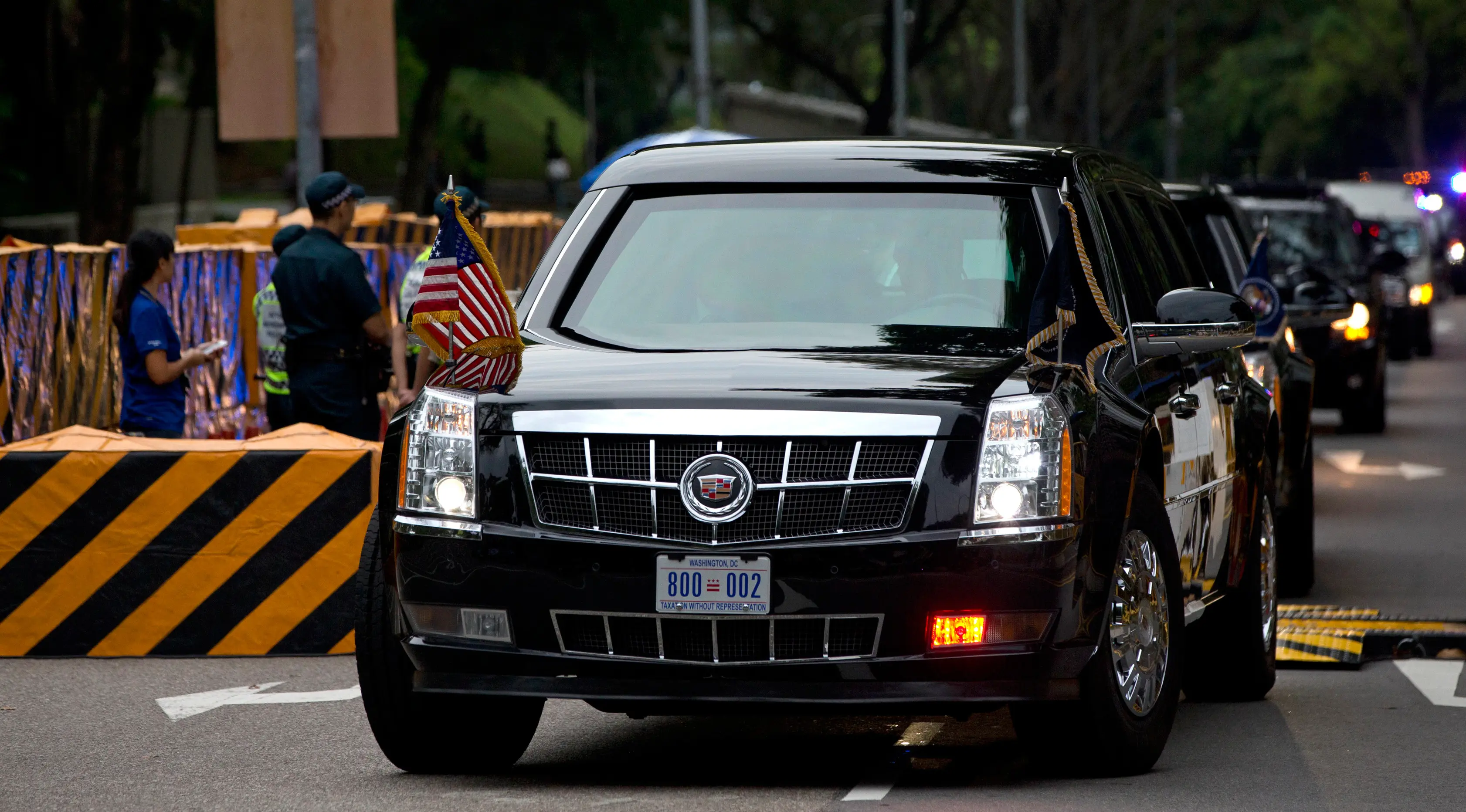 Iring-iringan mobil yang membawa Presiden AS, Donald Trump meninggalkan Hotel Shangri-La, Singapura, Selasa (12/6). Trump dan pemimpin Korea Utara, Kim Jong-un akan bertemu dalam KTT Korea Utara-AS di Hotel Capella, Pulau Sentosa. (AP/Gemunu Amarasinghe)