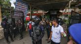 Petugas tim penjinak bom berjaga di pintu masuk SMAN 72 Jakarta pada 7 November 2025. Sebuah ledakan terjadi di SMAN 72 Jakarta di kawasan Kecamatan Kelapa Gading, Jakarta Utara, pada Jumat 7 November 2025 siang. (CANDRA/AFP)