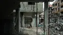 Kondisi bangunan yang hancur akibat  serangan udara dari rezim pemerintah Suriah di Ghouta Timur, Minggu (25/2). Dikuasai pemberontak sejak 2012, Ghouta Timur menjadi benteng terakhir oposisi di sekitar Damaskus. (HAMZA AL-AJWEH/AFP)