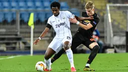 Pemain LASK Linz Samuel Tetteh (kiri) berebut bola dengan pemain Manchester United (MU) Brandon Williams pada leg pertama babak 16 besar Liga Europa di Linz, Austria, Kamis (12/3/2020). MU menang 5-0. (AP Photo/Kerstin Joensson)