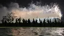 Kembang api meledak di atas stadion saat upacara pembukaan menjelang pertandingan sepak bola Grup A Piala Dunia Qatar 2022 antara Qatar dan Ekuador di Stadion Al-Bayt di Al Khor, utara Doha (20/11/2022). Piala Dunia 2022 akan berlangsung di Qatar sepanjang 20 November hingga 18 Desember. 
(AFP/JUAN Mabromata)