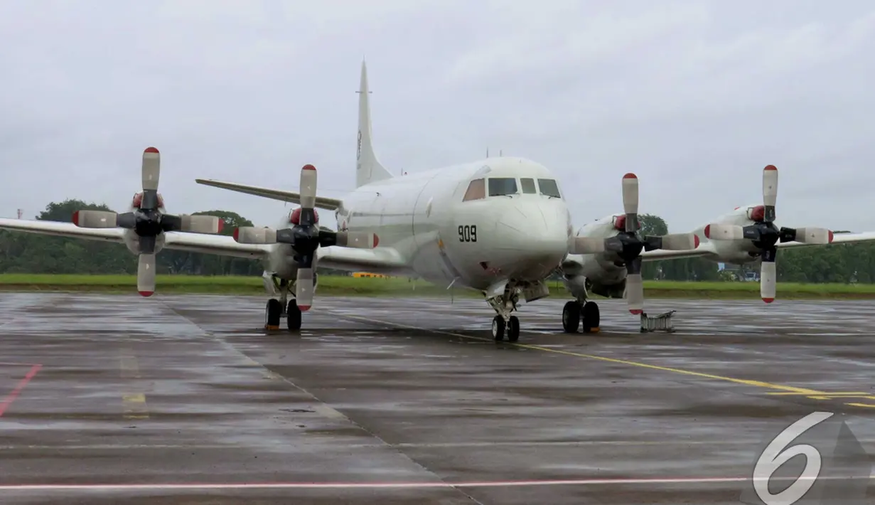 Tampilan depan pesawat asal Korea Selatan yang ikut membantu pencarian AirAsia QZ8501, Lanud Halim Perdanakusuma, Jakarta, Minggu (4/1/2015). (Liputan6.com/Andrian M Tunay)
