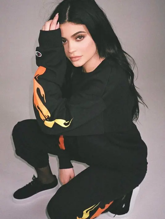 “Kylie sedang berbahagia dengan momen privasinya belakangan ini dan juga beristirahat untuk sementara dari kehidupan media sosial,” tambah sumber. (Instagram/Kyliejenner)