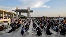 Umat Muslim menunggu waktu berbuka puasa selama bulan suci Ramadan di Masjid Faisal, Islamabad, Pakistan pada 16 Maret 2025. (Aamir Qureshi/AFP)