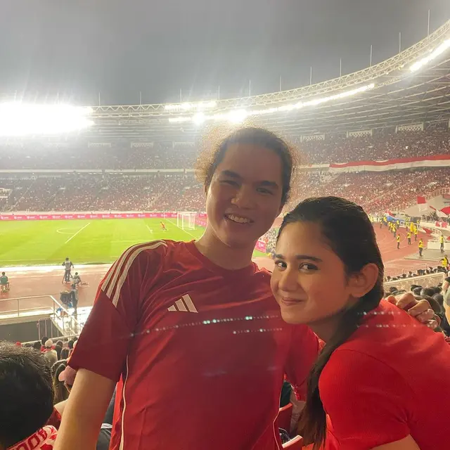 Potret 6 Pasangan Artis Nonton Indonesia Vs Filipina, Kompak Pakai Jersey Merah