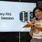 Annisa Nurul Maulina, MX Product Marketing Senior Manager Samsung Electronics Indonesia saat menjelaskan fitur-fitur Galaxy Fit 3 di Jakarta, Senin (26/2/2024). (Liputan6.com/ Yuslianson)