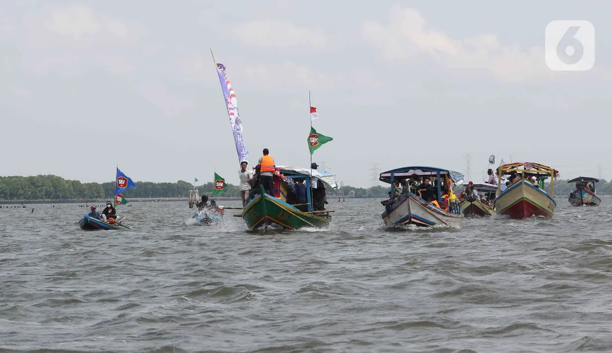 Sejumlah nelayan bersiap untuk melarung replika kapal berisi sesaji di Pantai Tarumajaya, Kabupaten Bekasi, Jawa Barat, Jumat (28/1/2022). Ritual sekaligus bentuk permohonan doa agar diberikan keselamatan dalam melaut. (Liputan6.com/Herman Zakharia)