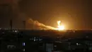 Bola api terlihat setelah serangan udara Israel di Rafah, Jalur Gaza, Palestina, Minggu (23/2/2020). Militer Israel menggempur target-target Jihad Islami di Jalur Gaza. (SAID KHATIB/AFP)