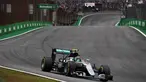 Pebalap Mercedes, Lewis Hamilton, merebut pole position setelah menjadi yang tercepat pada sesi kualifikasi F1 GP Brasil di Sirkuit Interlagos, Sabtu (12/11/2016). (AFP/Nelson Almeida)