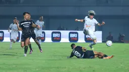 Pemain PSS Sleman, Kei Sano (atas) berebut bola dengan pemain Dewa United, Ricky Kambuaya pada laga pekan ke-15 BRI Liga 1 2023/2024 di Stadion Indomilk Arena, Tangerang, Jumat (6/10/2023) malam WIB. (Bola.com/M Iqbal Ichsan)