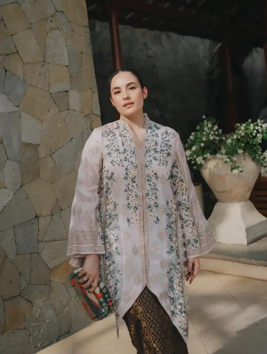 Hadir di pernikahan BCL bersama sang suami, Chelsea Islan kenakan kebaya encim warna nude dengan bordir simple  [@chelseaislan]