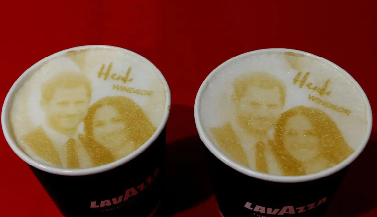 Sebuah kedai kopi di Windsor menyajikan kopi Capuccino dengan latte art gambar Pangeran Harry dan Meghan Markle di atasnya, 15 Mei 2018. Inggris sedang mempersiapkan pernikahan Harry dan Meghan pada 19 Mei mendatang di Windsor Castle. (AP/Frank Augstein)