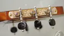 Andrea Tacchi begitu memperhatikan tiap detil dari gitar buatannya. Ia sangat mengutamakan kualitas (Liputan6.com/Herman Zakharia)