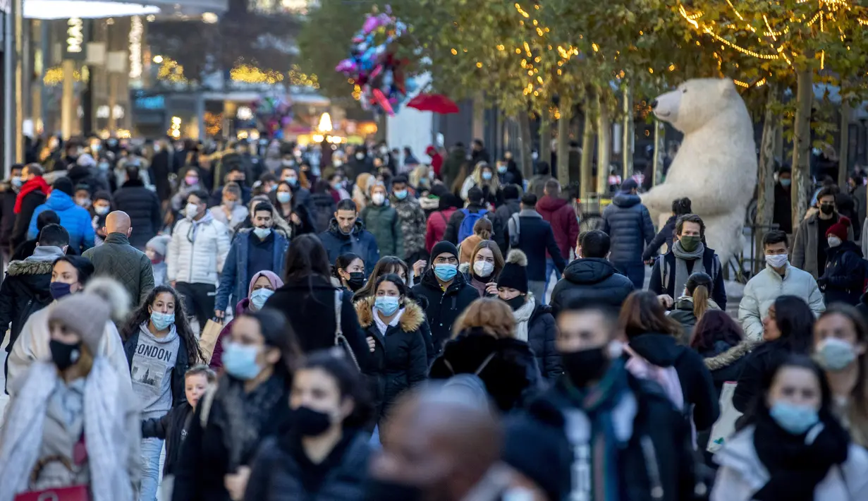 Orang-orang melewati zona pejalan kaki utama di Frankfurt, Jerman, Senin (14/12/2020). Mulai 16 Desember 2020, hampir sebagian besar toko-toko di Jerman tidak boleh beroperasi sampai 10 Januari 2021 menyusul pengetatan aturan untuk mengendalikan penyebaran virus corona. (AP Photo/Michael Probst)