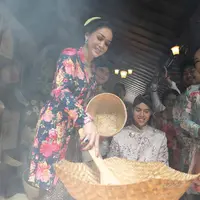 Jadi pusat perhatian di siraman Al Ghazali, intip makna Blue Sapphire, batu cinta dan kesetiaan yang dipakai Maia Estianty. [@alghazali7].