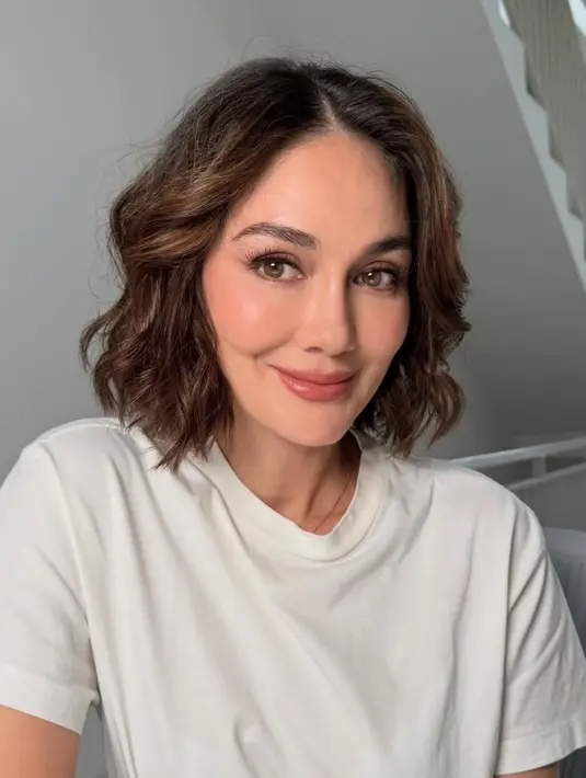 Makeup Artist @nooibeauty baru saja mengunggah klien terbarunya. Klien tersebut sudah tak asing lagi, yaitu Luna Maya. Sang MUA pun menggunggah beberapa foto Luna Maya hasil makeupnya di media sosialnya. [@nooibeauty]