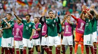 Pemain Mexico, Rafael Marquez (tengah) dan rekan-rekannya merayakan kemenangan usai pertandingan Grup F antara Jerman dan Meksiko di Piala Dunia 2018 di Stadion Luzhniki, Moskow, Rusia, Minggu (17/6). (AP Photo/Antonio Calanni)