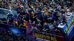 Para pemain Barcelona menyapa para pengemarnya dari atas bus saat melakukan parade di Barcelona, Spanyol (7/6/2015). Barcelona sukses meraih 'treble winners' usai mengalahkan Juventus di final Liga Champions. (REUTERS/Albert Gea)