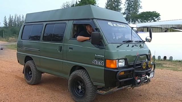 Tampilan Depan Mitsubishi L300 Campervan.