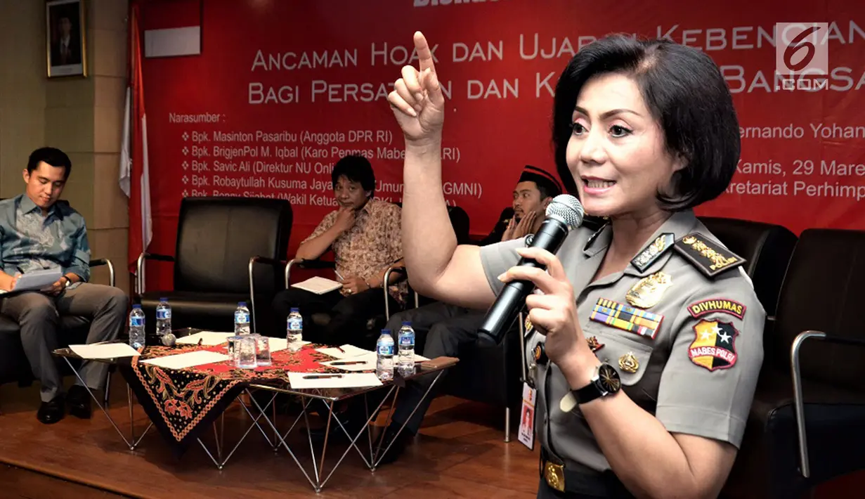 Divisi Humas Polri Kombes Pol Sri Suari Wahyudi saat memberikan paparan pada diskusi publik Ancaman Hoax dan Ujaran Kebencian Bagi Persatuan dan Kesatuan Bangsa di Jakarta, Kamis (29/3). (Liputan6.com/Pool/Indra)