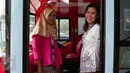 Petugas bus tingkat wisata TransJakarta mengenakan kebaya saat menjalankan tugasnya di Jakarta, Jumat (21/4). Dalam rangka Hari Kartini, semua pramudi perempuan bus pariwisata dan Transjakarta mengenakan kebaya. (Liputan6.com/Faizal Fanani)