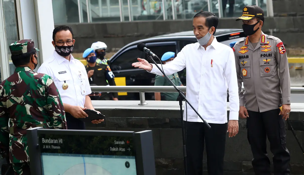 Presiden Joko Widodo berbincang dengan Panglima TNI Marsekal Hadi Tjahjanto, Kapolri Jenderal Pol Idham Aziz dan Gubernur DKI Anies Baswedan usai meninjau kesiapan penerapan prosedur standar New Normal di Stasiun MRT Bundaran HI, Jakarta, Selasa (26/5/2020). (Tribunnews/Irwan Rismawan/Pool)