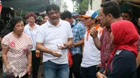 Wagub DKI Jakarta, Djarot Saiful Hidayat ketika blusukan ke Pasar Petak Sembilan, Jakarta, Sabtu (18/6). Wagub Djarot Saiful melakukan serangkaian kegiatan, termasuk berbelanja dan cukur rambut. (Liputan6.com/Helmi Afandi)