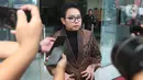 Sebagai informasi, kasus ini berkaitan dengan dugaan pemerasan untuk Tunjangan Hari Raya (THR) Forum Koordinasi Pimpinan Daerah (Forkopimda) Kabupaten Cilacap tahun anggaran 2025–2026. Tampak dalam foto, Pelaksana Tugas (Plt) Bupati Cilacap, Jawa Tengah, Ammy Amalia Fatma Surya, usai menjalani pemeriksaan tim penyidik Komisi Pemberantasan Korupsi (KPK) di Gedung Merah Putih, Jakarta, Selasa (5/5/2026). (Liputan6.com/Helmi Fithriansyah)