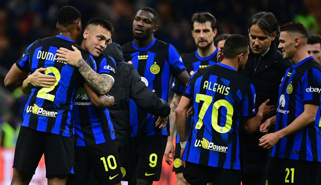 Pemain Inter Milan merayakan kemenangan atas Empoli pada laga lanjutan Liga Italia 2023/2024 yang berlangsung di Stadion Giuseppe Meazza, Milan, Italia, Selasa (02/04/2024) WIB. (AFP/Piero Cruciatti)